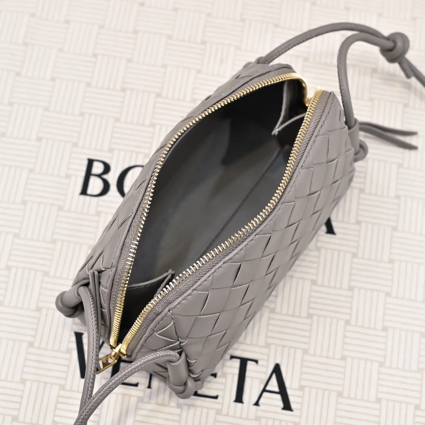 Batch 1260 #Bv The new Concert pouch is the most beautiful and practical mini bag I have ever seen 🎈 The bag body adopts the classic lntrecciato weaving process✅ It is equipped with a leather double-headed zipper, the opening is wide, easy to take and put, the shoulder strap knot can be slid to adjust the length freely, that is, 🉑️crossbody/underarm, and can be used as a clutch bag. Small body, large capacity, so practical! The key is that it is extremely versatile! Come and buy this small, exquisite, beautiful and versatile bag 👍 Model: 4258 Size: 18.5*11.5*8.5
